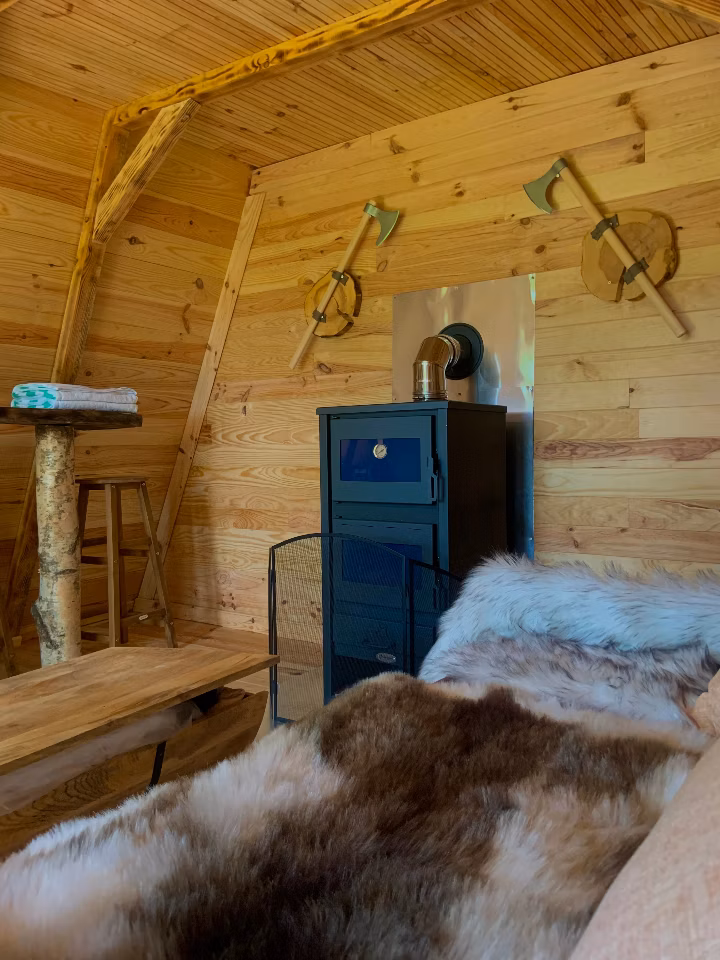 le chalet en bois avec le salon - démonstration d'architecture durable et architecture intérieur durable 