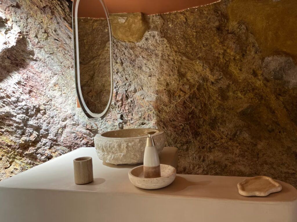 Salle de bain troglodyte - détail de la salle de bain en pierres - démonstration d'architecture durable et architecture intérieur durable 