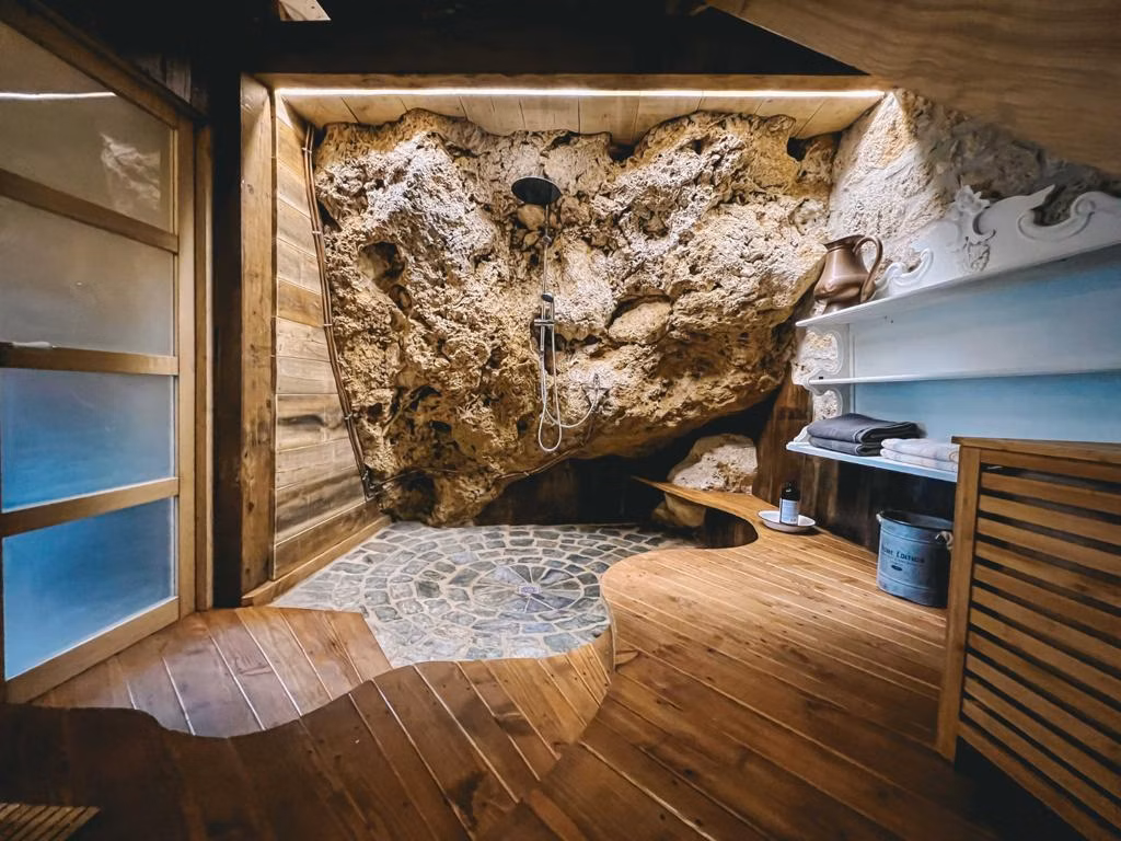 vue de la salle de bain en pierre naturelle et bois - démonstration d'architecture durable et architecture intérieur durable 